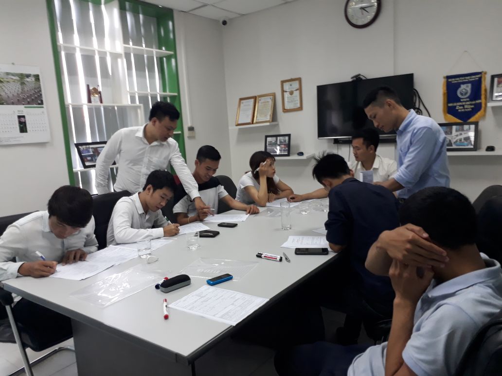 Các ứng viên đến từ HUMG đang đăng ký thi tuyển tại Văn phòng Hải Phong., JSC hôm 14/05/2018 vừa qua.