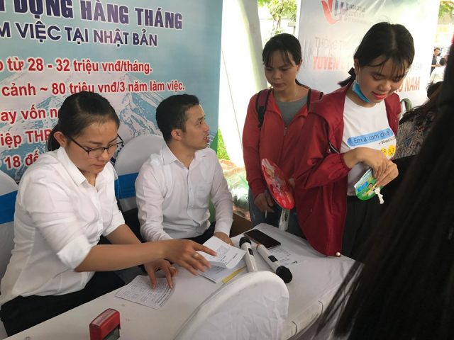 Đại diện Hải Phong.,Jsc tư vấn giải đáp cho sinh viên về các chương trình làm việc tại Nhật Bản